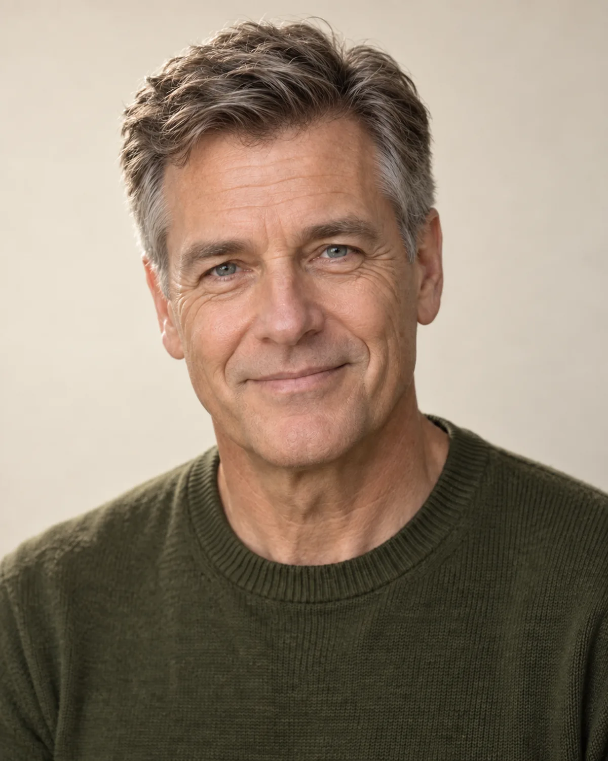 Portrait wearing the Men's hair system